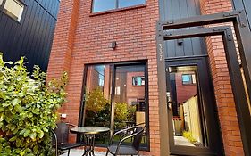 Cbd Modern Townhouse 2 Mins Walk To One Nz Stadium 2 Beds 2 Baths